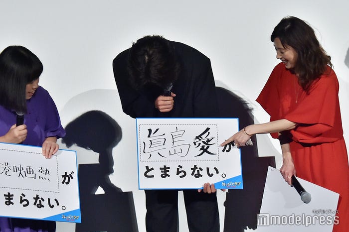 眞島秀和から手書きフォントの不安定さを指摘され、照れる金子大地(C)モデルプレス