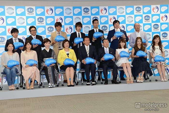 前列左から:夏川りみ、上原多香子、伍代夏子、永岡桂子厚生労働副大臣、杉良太郎、徳光和夫、峯岸みなみ、島田晴香、島谷ひとみ/後列左から:清水宏保、コロッケ、岩本輝雄、TAKAHIRO、小林直己、小橋建太、平松政次