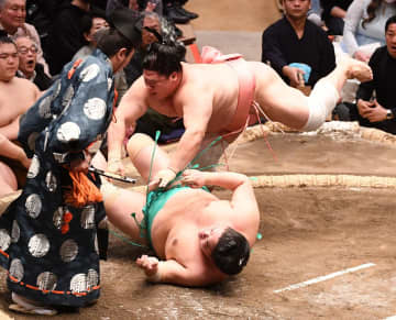 宇良が新年初白星 一山本を撃破 館内大歓声