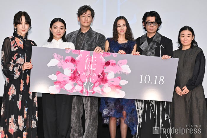 (左から)斉藤由貴、三浦透子、井浦新、水原希子、永瀬正敏、甲斐さやか監督(C)モデルプレス