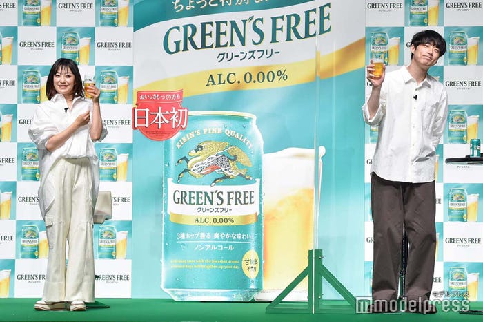 乾杯し合う菅野美穂、坂口健太郎 (C)モデルプレス