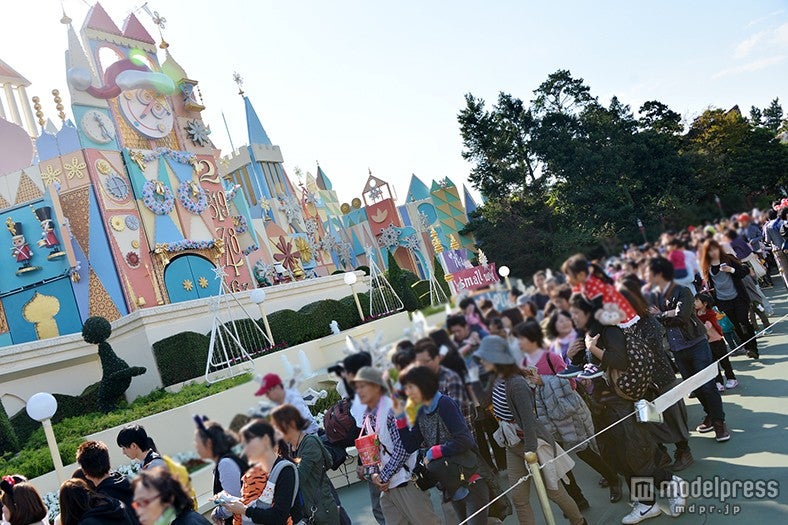 「イッツ・ア・スモールワールド“ベリーメリーホリデー”」／アトラクション前には行列