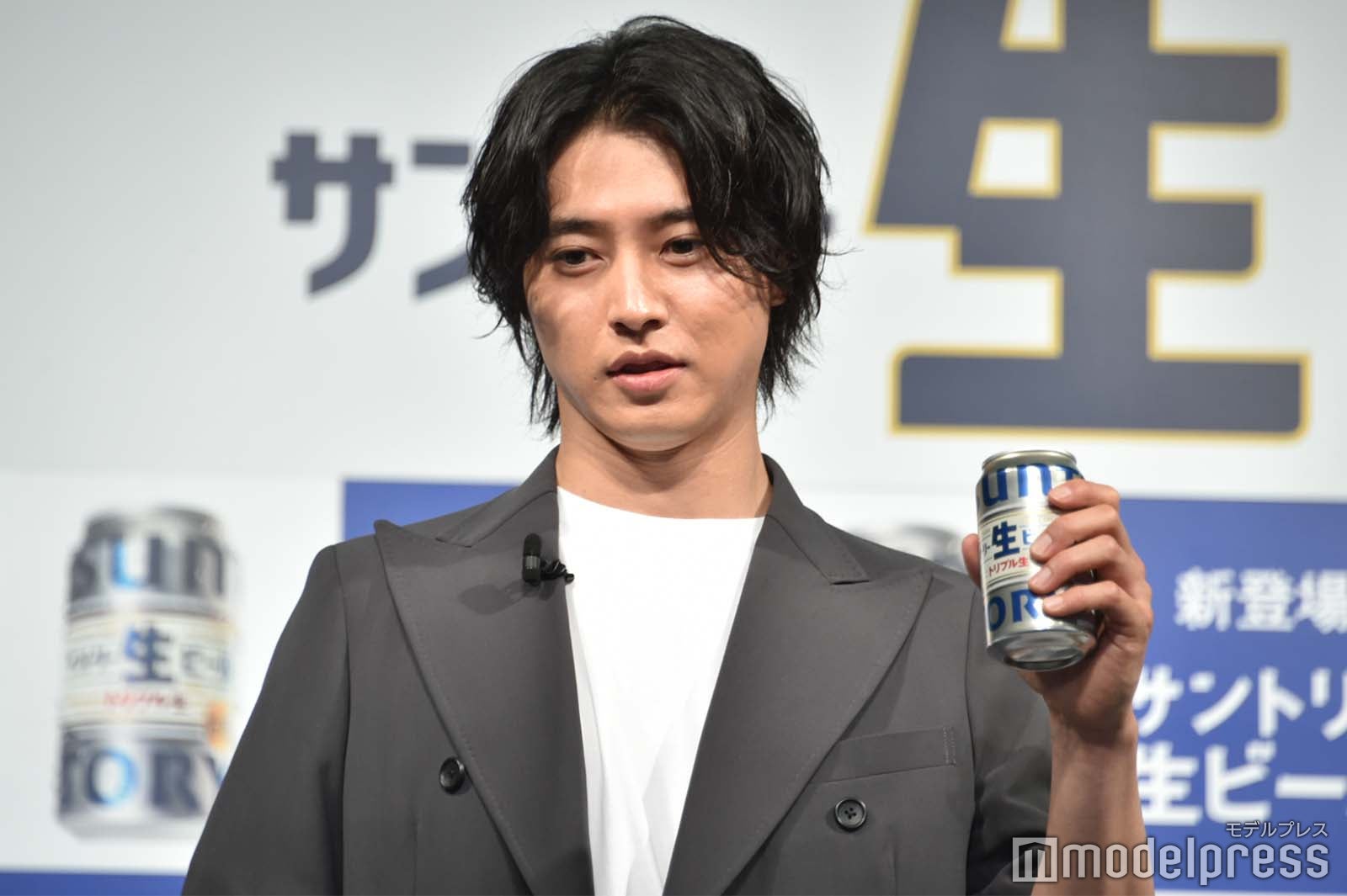 新商品を飲みたくてウズウズする山崎賢人 （C）モデルプレス