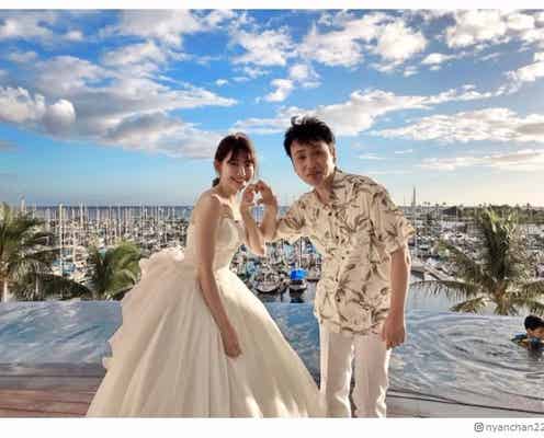 小嶋陽菜、純白ドレスでアンジャッシュ児嶋とハワイウェディング?“Wこじま”でハートポーズ