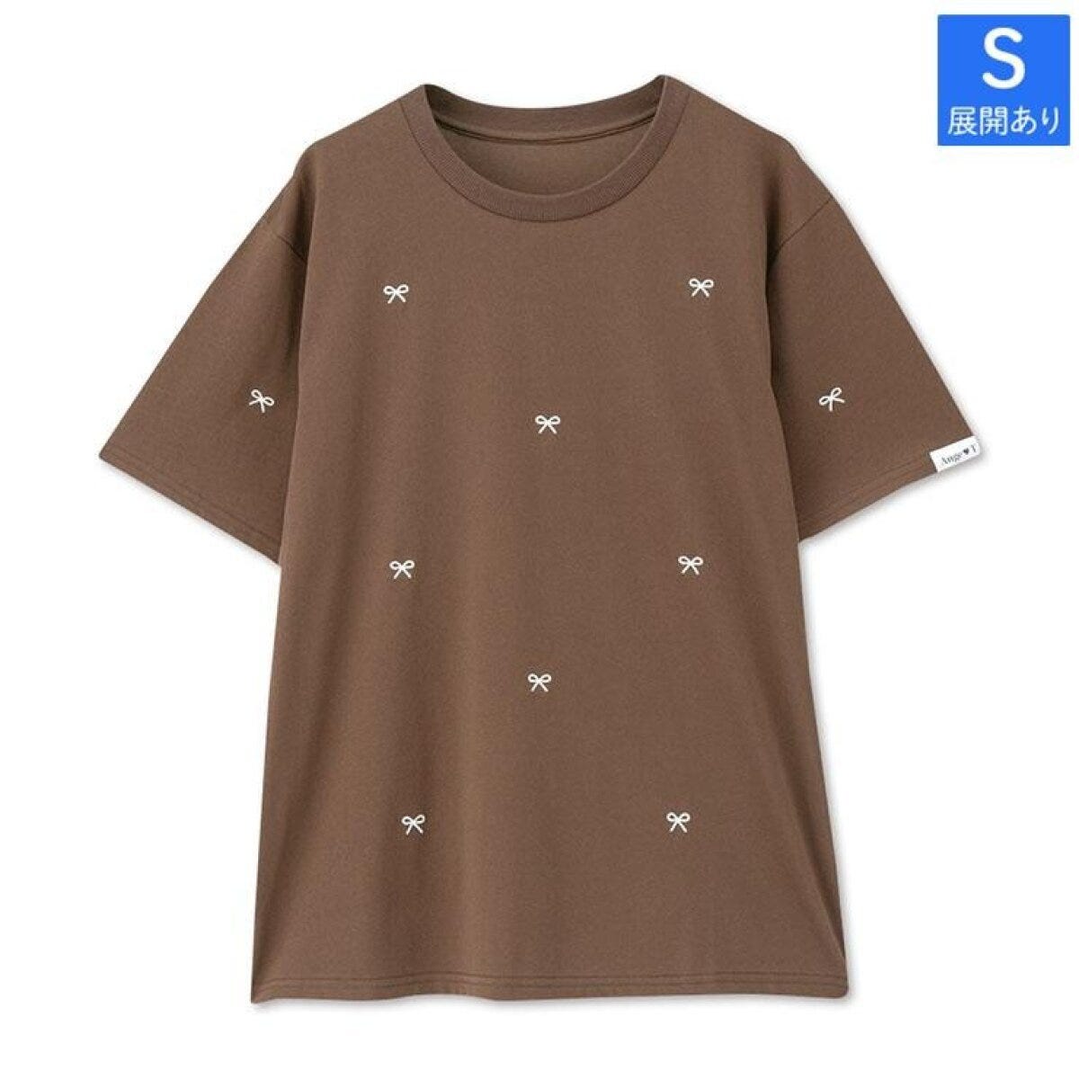 茶色のTシャツに白いリボン刺繍が全体に散りばめられている