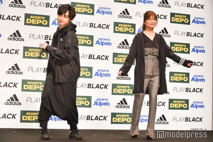 MCから無茶振りされて1回転してコーディネートを見せるSKY-HI、宇野実彩子 (C)モデルプレス