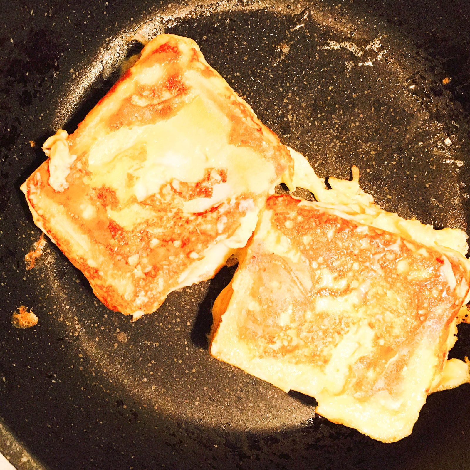 手順2：フライパンにバターを熱し、少し焦げ目がつくまで焼く／画像提供：柏原歩