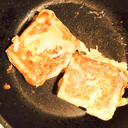 手順2：フライパンにバターを熱し、少し焦げ目がつくまで焼く／画像提供：柏原歩