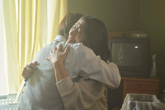 荒木飛羽、片岡礼子「少年のアビス」第7話より(C)峰浪りょう・集英社/「少年のアビス」製作委員会・MBS