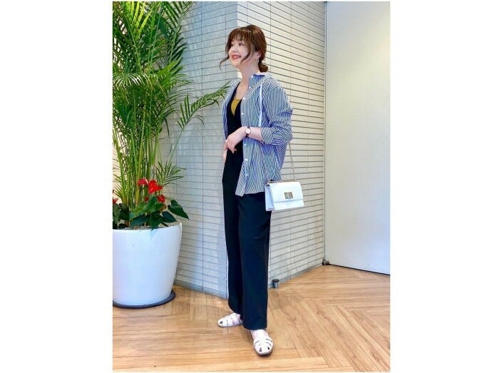 サロペットの上からシャツを羽織るのもおすすめ 出典:StyleHint