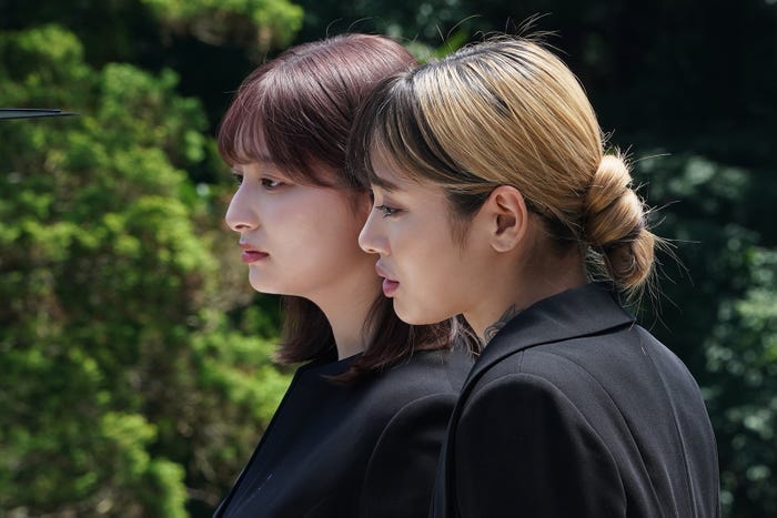 吉川愛、仲万美「降り積もれ孤独な死よ」第5話より(C)井龍一・伊藤翔太/講談社(C)ytv