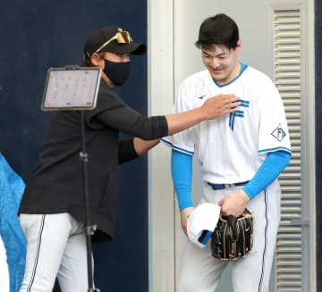 日本ハム 新庄剛志監督が有原航平初ブルペンでニッコニコ！嬉しそうにボディタッチも「ブルペンに来て頂いてうれしい」