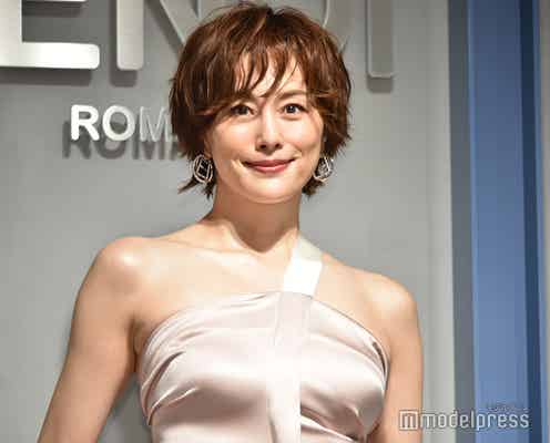 米倉涼子、美背中全開 ボディライン際立つタイトドレスで登場