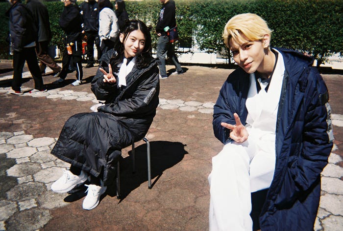 「赤羽骨子のボディガード」オフショット/出口夏希、ラウール(C)丹月正光/講談社(C)2024映画 「赤羽骨子のボディガード」製作委員会