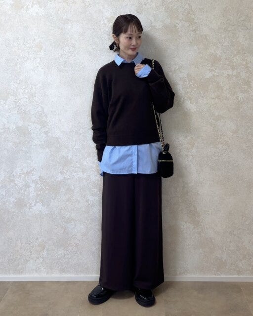 ユニクロスムースコットンクルーネックセーターとブルーシャツレイヤードコーデ