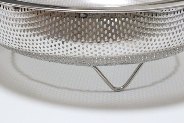 ダイソーの取っ手付浅型パンチングザルの足は高めの設計