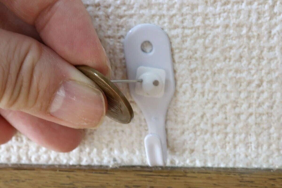 ダイソー　壁面にしっかり固定ピンフック（クロスタイプ、ダブル、ホワイト）　設置方法
