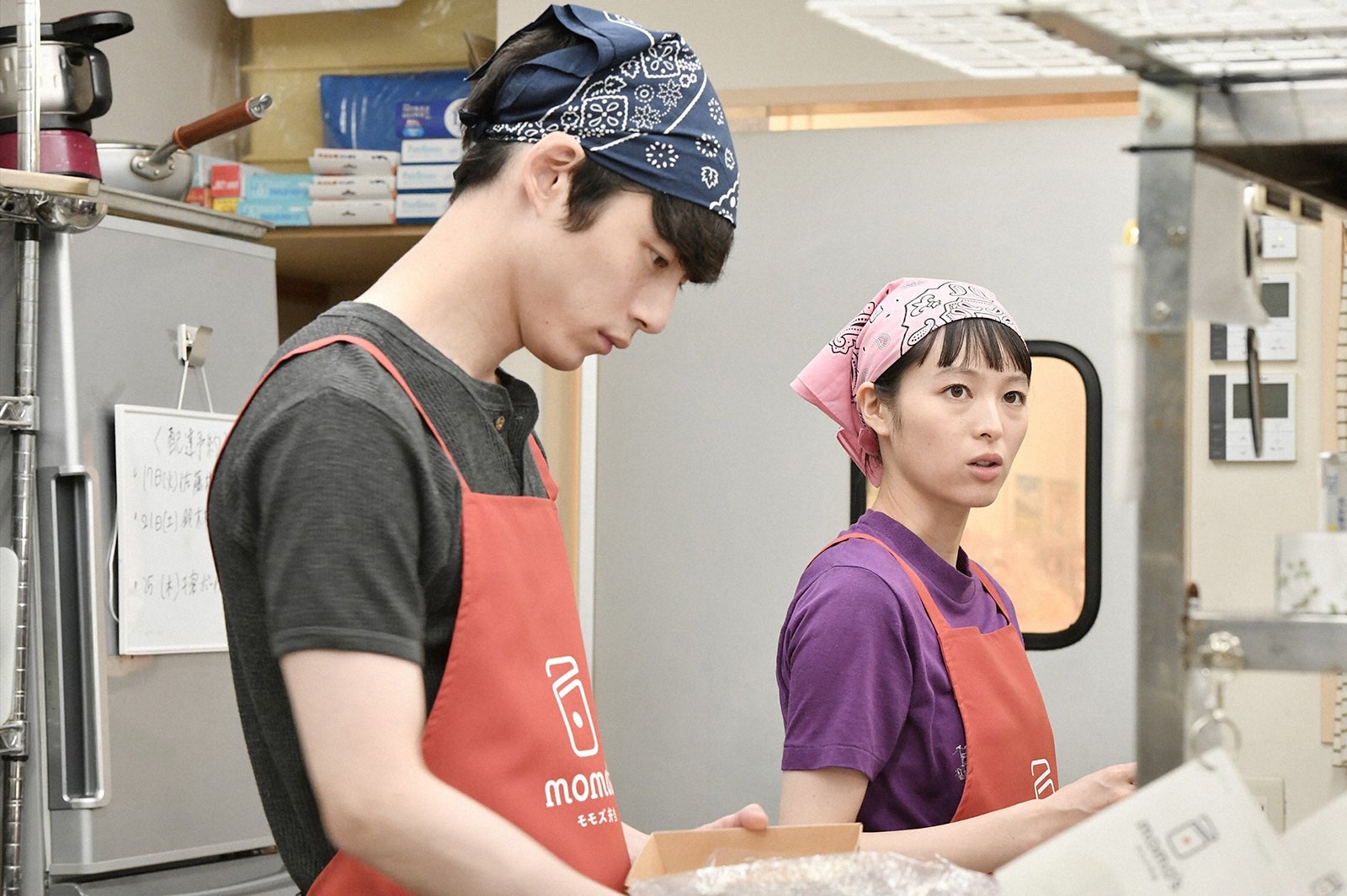 坂口健太郎、清野菜名／「婚姻届に判を捺しただけですが」第2話より（C）TBS