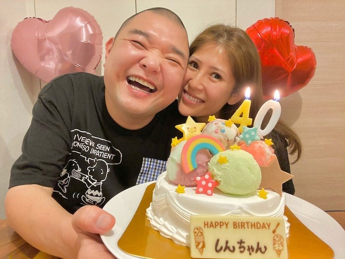 内山信二の妻 夫の40歳の誕生日を祝福 一緒にいても飽きさせない人 モデルプレス