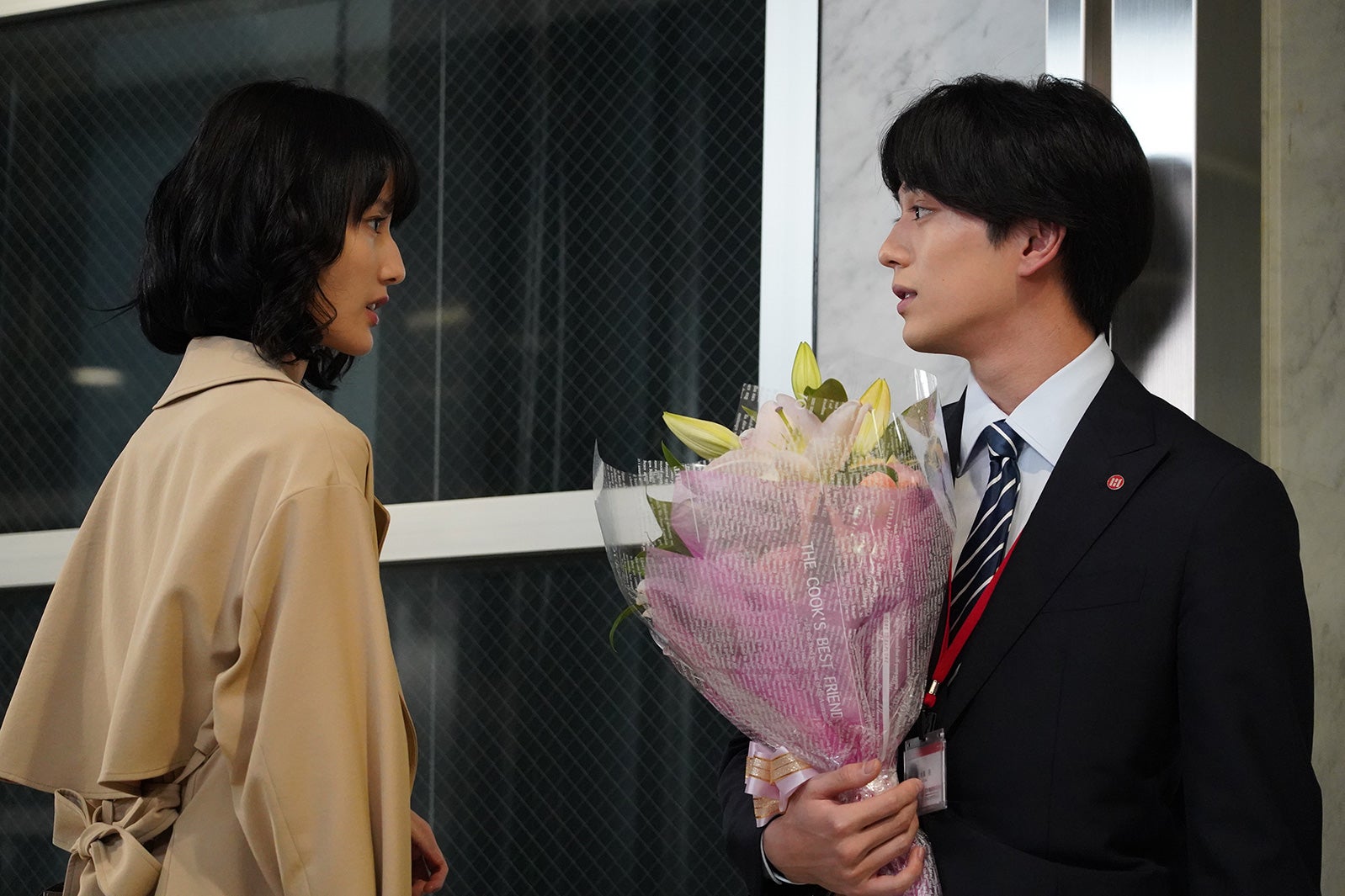 橋本愛、新田真剣佑／「同期のサクラ」第3話より（C）日本テレビ