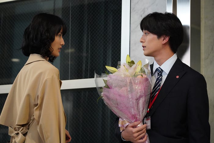 橋本愛、新田真剣佑/「同期のサクラ」第3話より(C)日本テレビ