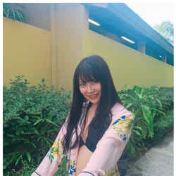 モデルプレス - NMB48白間美瑠、くっきり美谷間のぞくSEXY水着姿 手繋ぎデート風ショットが可愛すぎる