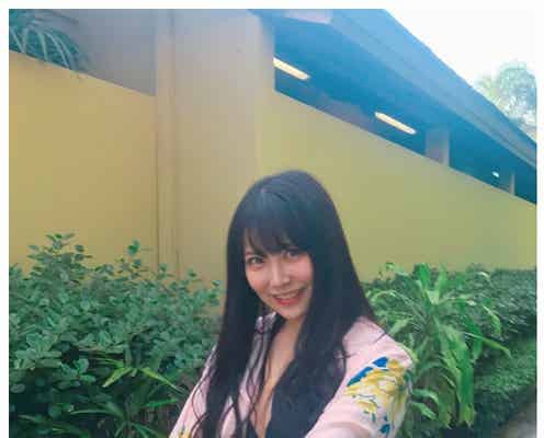 NMB48白間美瑠、くっきり美谷間のぞくSEXY水着姿 手繋ぎデート風ショットが可愛すぎる