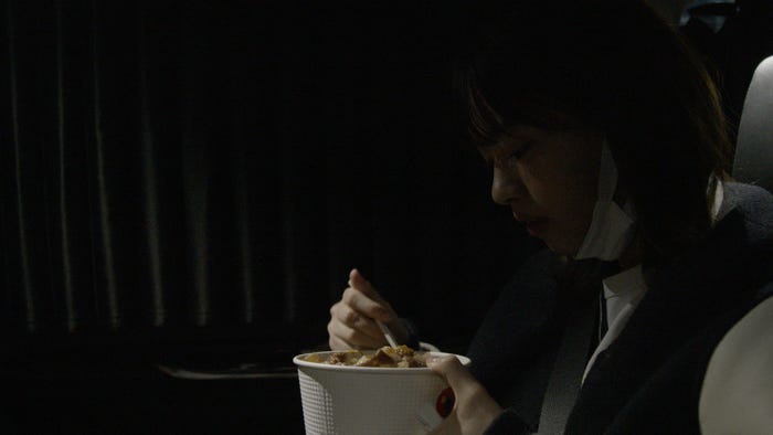 【情熱大陸#1169】西野七瀬_忙しい合間を縫って移動中に食事(C)MBS