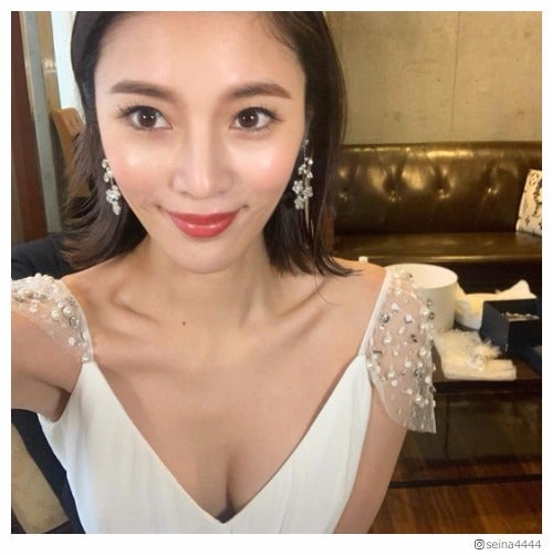 テラハ島袋聖南、胸元ざっくりウエディングドレスで美谷間あらわ