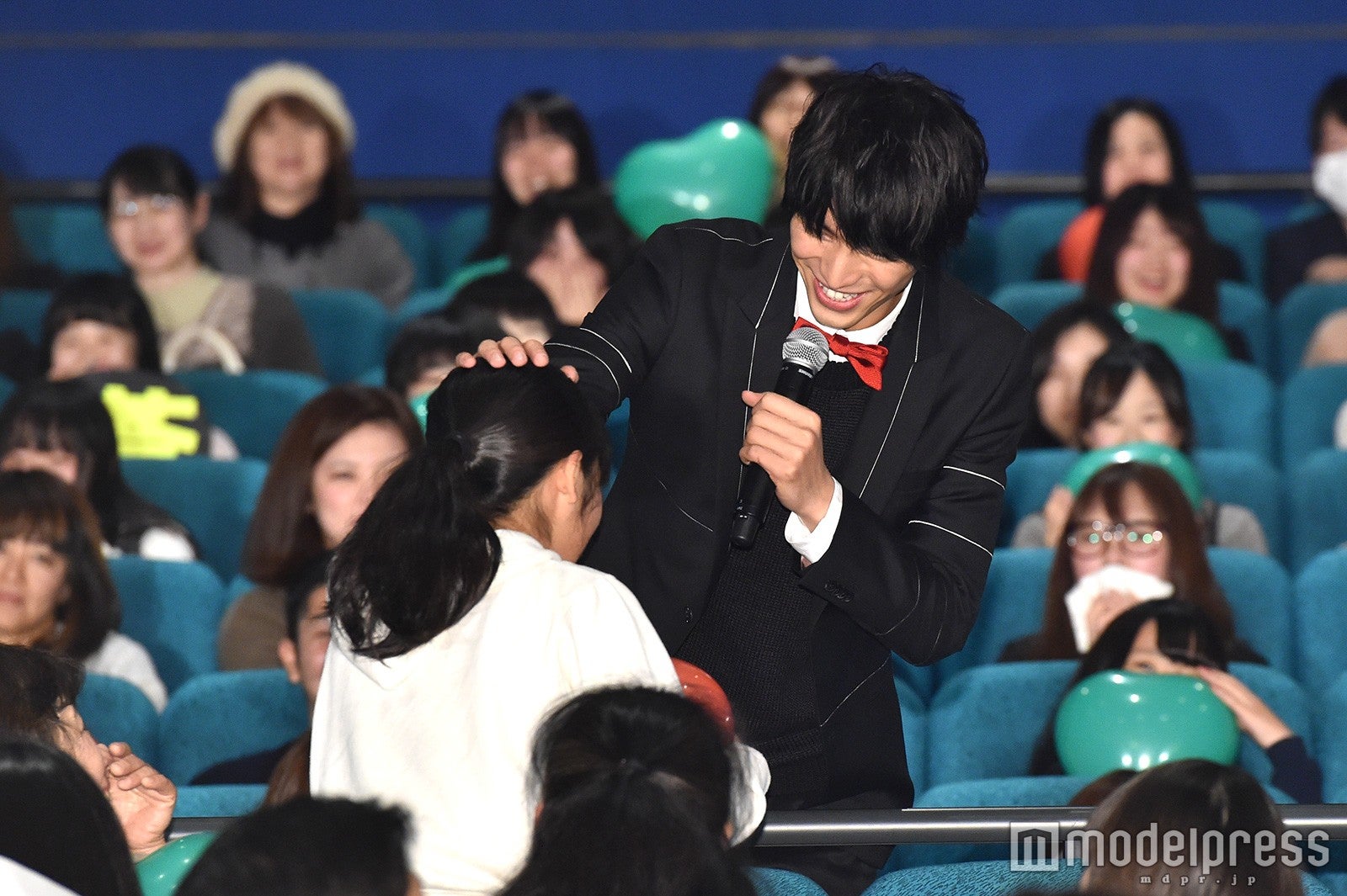 福士蒼汰が“頭ポンポン” （C）モデルプレス