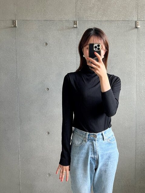 ユニクロ　シアージャージータートルネックT　着用　ブラック