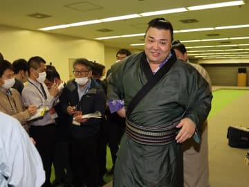 「パパいつ優勝するの。万歳したい」 長女アヤゴーちゃんとの約束果たした霧島 千秋楽には家族3人呼んで記念撮影