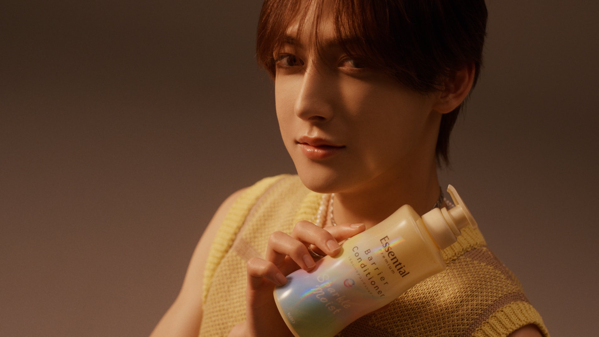 新Web CM「ROIROM 新たなデビュー」篇より（提供写真）