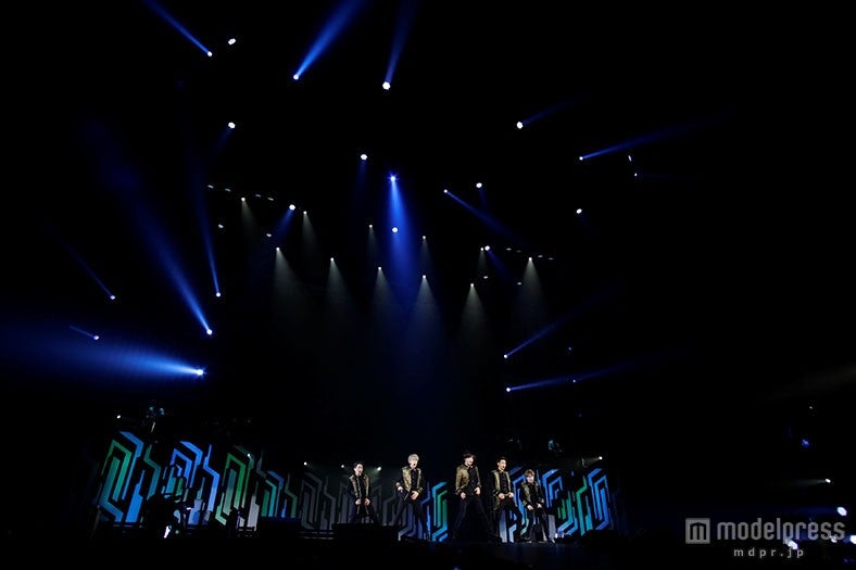 クールなパフォーマンスに観客も釘付け／SHINee