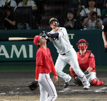 阪神・森下 意地の33号、零敗阻止の九回バックスクリーン 巨人2ゲーム差接近「その日を大事に」次戦へ闘志