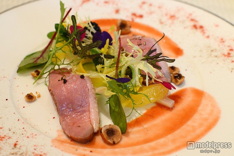 低温ローストにした鴨胸肉と白レバーのリエット　サラダ仕立て ベリーソース