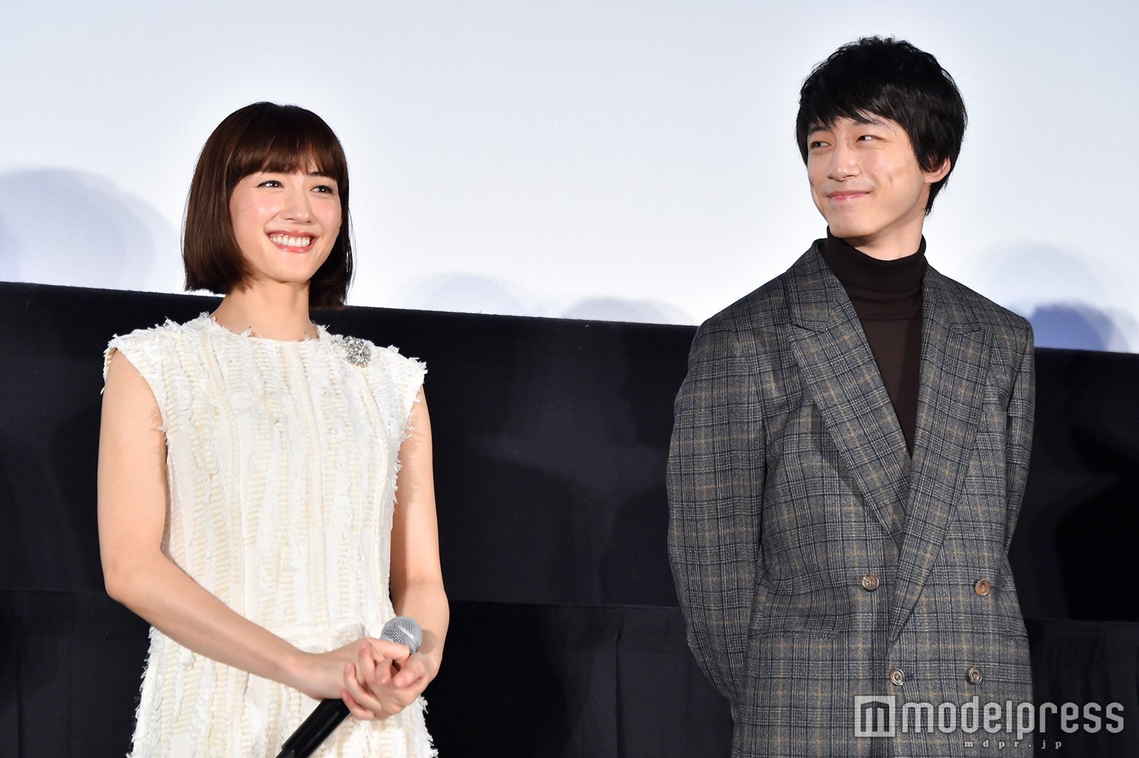 綾瀬はるか、坂口健太郎 （C）モデルプレス