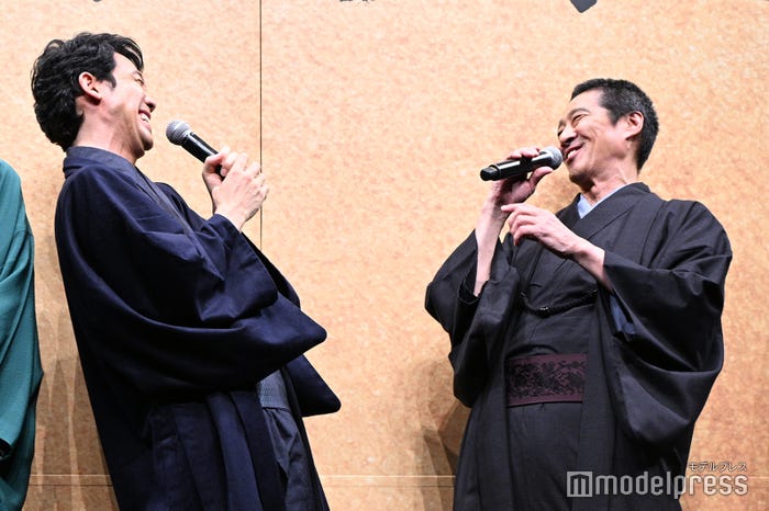 楽しくて仰け反る大泉洋&堤真一(C)モデルプレス