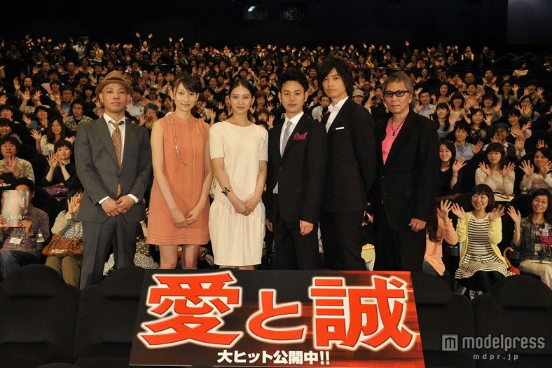 かりゆし58前川真悟、大野いと、武井咲、妻夫木聡、斎藤工、三池崇史監督／（C）2012『愛と誠』製作委員会