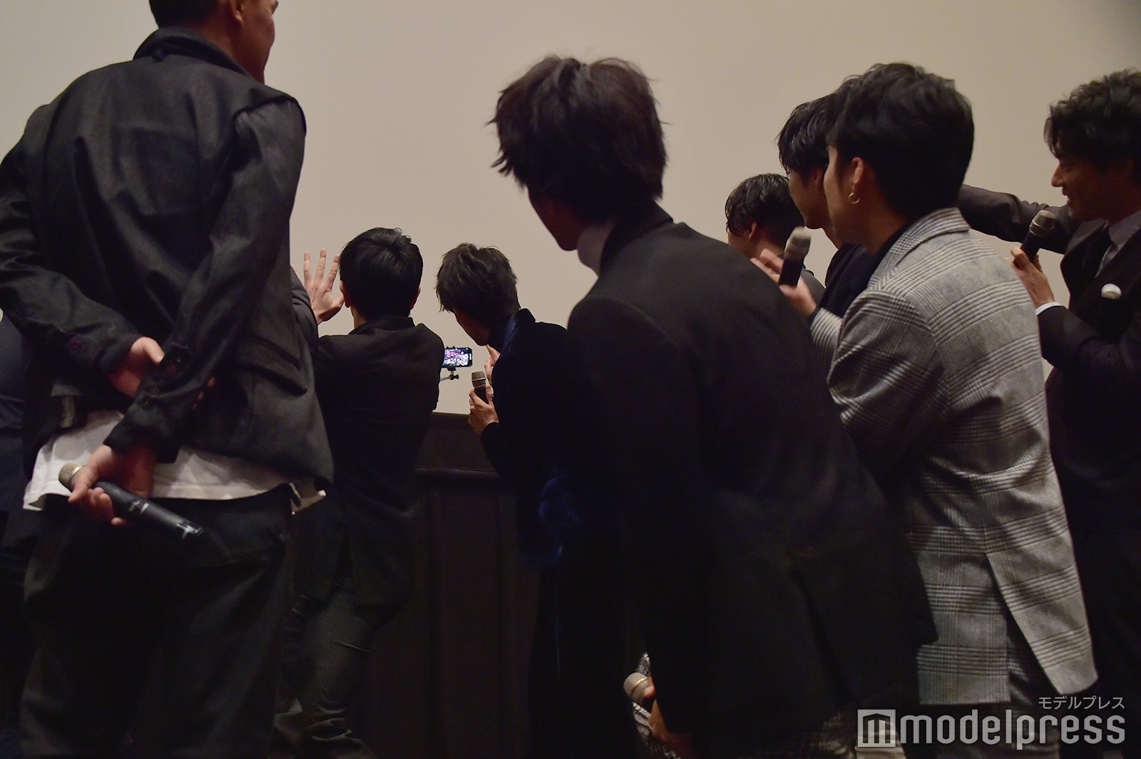 観客と一緒に自撮り （C）モデルプレス