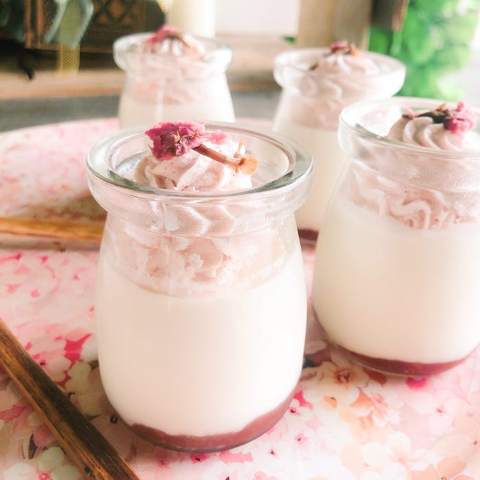 手順5:いちごクリームを絞り、桜をトッピングしたら完成!/画像提供:柏原歩