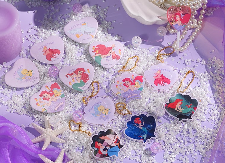 ハート型缶バッジ（ランダム6種）税込660円、アクリルキーホルダー（ランダム6種）税込825円（C）Disney
