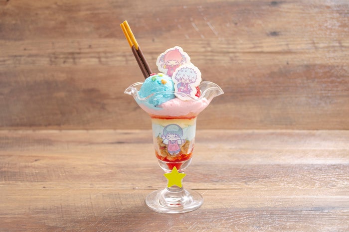 万事屋×リトルツインスターズのきらきらお星さまパフェ1,290円 （C）空知英秋／集英社・テレビ東京・電通・BNP・アニプレックス（C）1976，1982，2019 SANRIO CO．，LTD．TOKYO，JAPAN