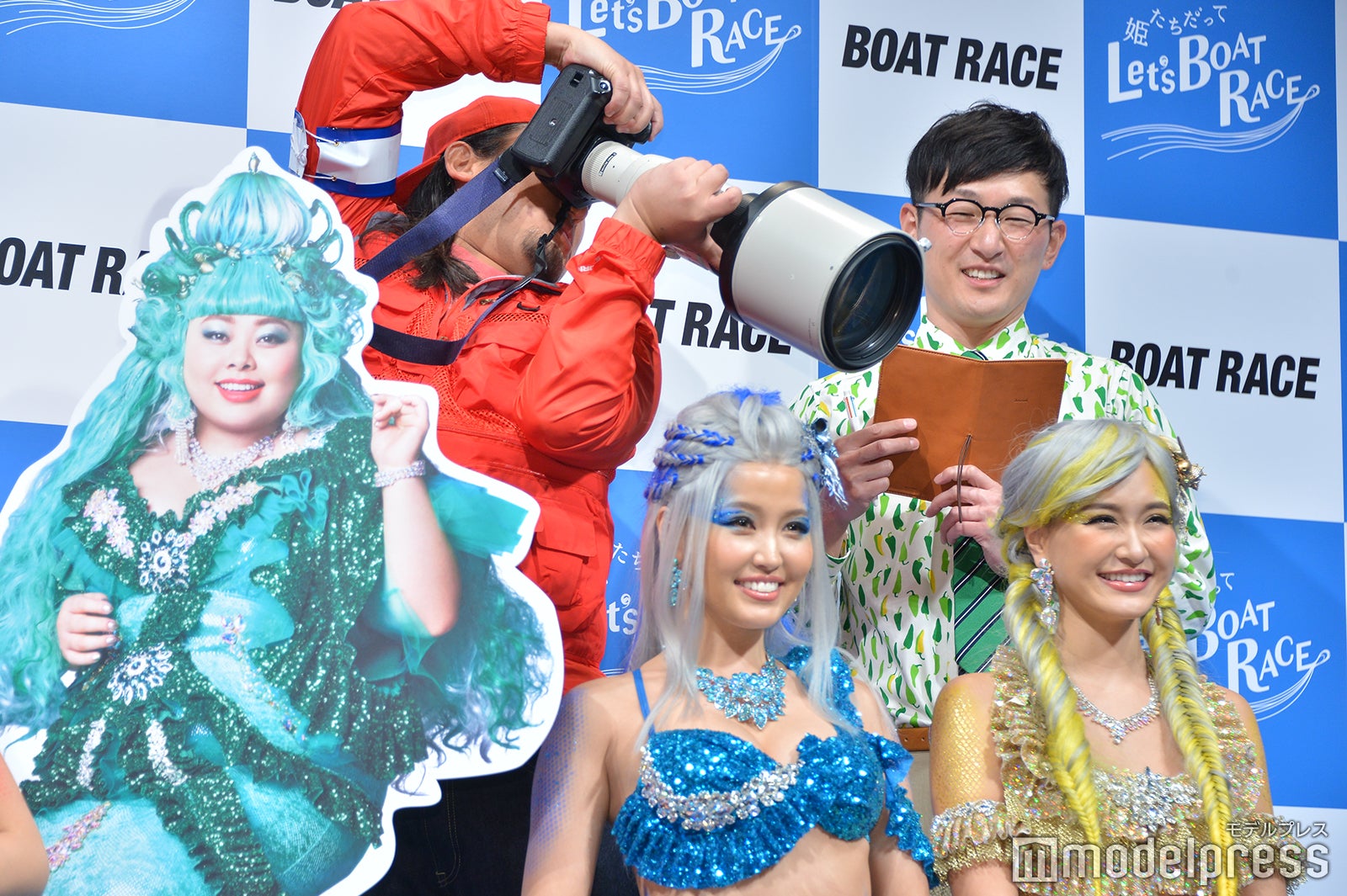 CYBERJAPAN DANCERSの胸の谷間を盗撮中のロバート秋山竜次（C）モデルプレス