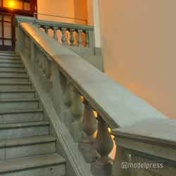 階段の手すりや欄干の一部分だけ色が違うのは旧三菱一号館の保存部材を使用しているから／明治期の石材は伊豆の青石、2000年代の復元時には中国の五雲石が使われた（C）モデルプレス
