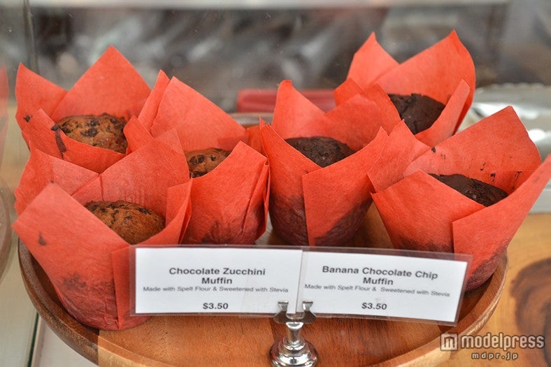 （左から）チョコレートズッキーニマフィン、バナナチョコレートチップマフィン各＄3．50
