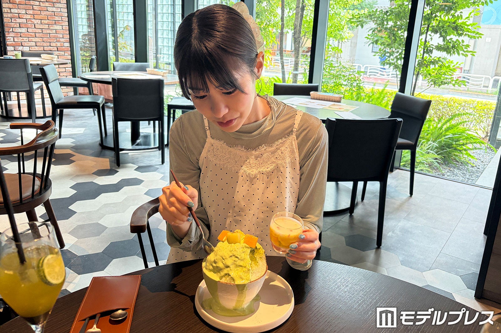 「最初は爽やかな味わいでさっぱり楽しめました！途中でマンゴーソースをかけると一気に濃厚な甘さが加わり、味の変化も楽しめて最後まで飽きずにいただけました」（竹田えみり）／（C）モデルプレス