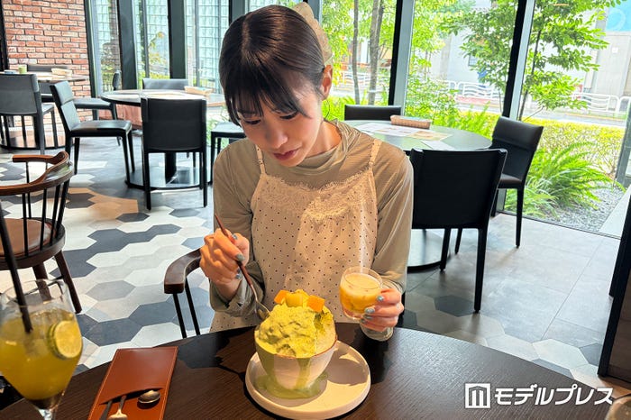 「最初は爽やかな味わいでさっぱり楽しめました!途中でマンゴーソースをかけると一気に濃厚な甘さが加わり、味の変化も楽しめて最後まで飽きずにいただけました」(竹田えみり)/(C)モデルプレス