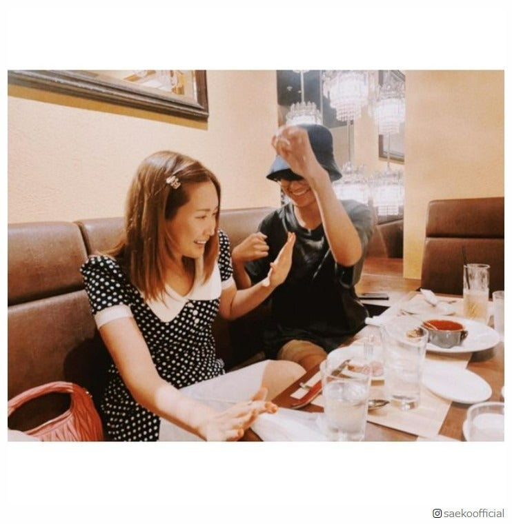 紗栄子、長男帰国を報告 “親子2ショット”に反響「口元そっくり」「仲良しで可愛い」