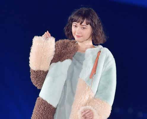 玉城ティナ、ミニワンピで美脚あらわ 全力投げキスで観客撃ち抜く<TGC北九州2017>